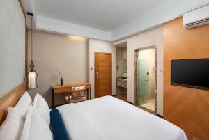 大理大理洱海公园戴斯精选温德姆酒店的配有一张床和一台平面电视的酒店客房