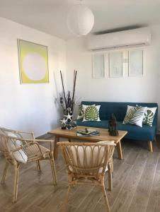 El SunzoPENTHOUSE EN MONTERRICO的客厅配有蓝色的沙发、桌子和椅子