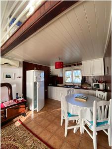 莱什Vila 10 Fshati Turistik - Ishull Lezhe, Kune Vain的厨房配有桌椅和冰箱。