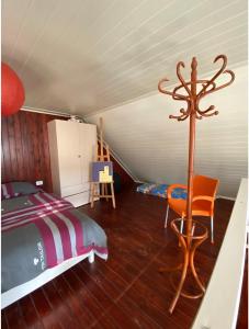 莱什Vila 10 Fshati Turistik - Ishull Lezhe, Kune Vain的一间卧室,卧室内配有一张床和一把椅子