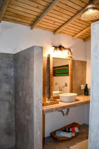 托兰克索Riviera Trancoso的一间带水槽和镜子的浴室
