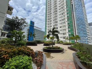 宿务IT Park Cebu City (Avida Riala)的一座高楼城市的庭院
