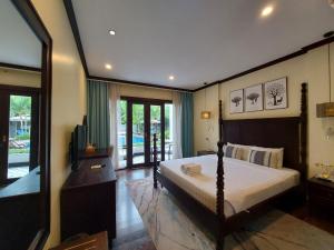 琅勃拉邦Sunrise Garden House - Luang Prabang的一间卧室配有一张床和一台电视