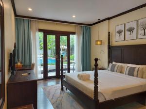 琅勃拉邦Sunrise Garden House - Luang Prabang的一间卧室配有一张床和一台电视