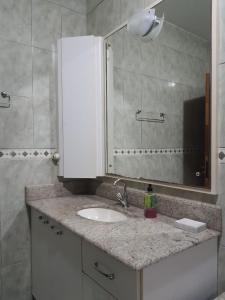 比瓜苏Pousada Catarina的一间带水槽和镜子的浴室