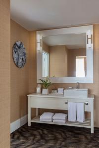 艾斯拜瑞伯克利海滨酒店的一间带水槽和镜子的浴室