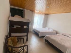 SusaHospedaje Casa Lola的一间卧室设有两张双层床和一扇窗户。