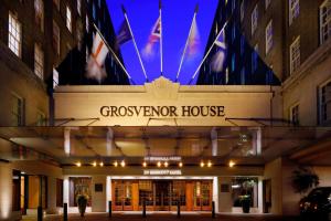 伦敦JW Marriott Grosvenor House London的夜晚 ⁇ 女房的正面景色