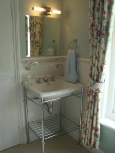 巴德利索尔特顿Stoneborough House B&B的一间带水槽和镜子的浴室