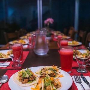 MarsellaHotel Finca 360的长桌,带食物和饮料盘