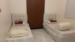 As Sayl aş Şaghīrشاليه سما بارك的两张睡床彼此相邻,位于一个房间里