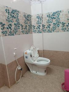 蒂鲁帕蒂SGS Residency的一间带卫生间和软管的浴室