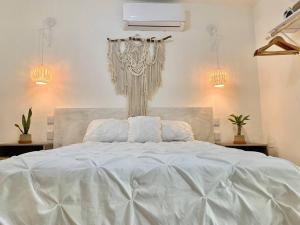 圣何塞德尔卡沃Casa Añuiti céntrica ubicación.的卧室里一张大白色的床,有两盏灯