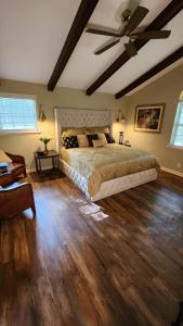 亚特兰大Wolf Creek Lodge的一间卧室配有一张床和吊扇