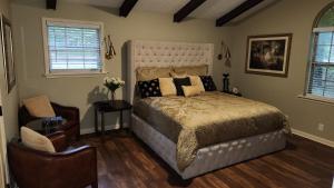 亚特兰大Wolf Creek Lodge的一间卧室配有一张床和一把椅子
