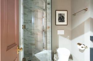 查尔斯顿The Juliette - Luxury Historic Residence的浴室设有玻璃淋浴间和卫生间