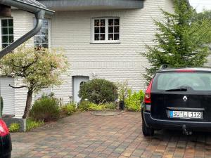 柯尼希斯温特Büchling FEWO的停在房子前面的一辆黑色汽车
