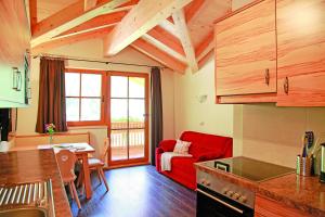 格罗萨尔斯特奥克恩吉尔公寓的厨房以及带红色沙发的起居室。