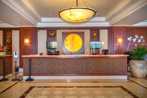 拉海纳OUTRIGGER Honua Kai Resort and Spa的酒店大堂设有前台和灯具
