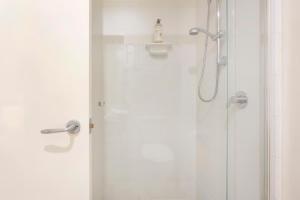 珀斯Casa Toucan - 2 bedroom apartment close to the airport的带淋浴的浴室和玻璃门