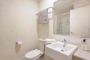 珀斯Casa Toucan - 2 bedroom apartment close to the airport的白色的浴室设有卫生间和水槽。