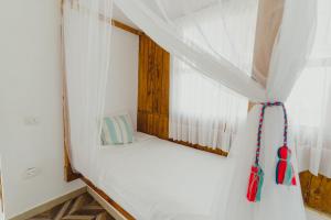 帕洛米诺UUTTAAKA Eco-Hotel的一间小卧室,配有一张带窗户的床