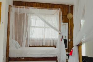 帕洛米诺UUTTAAKA Eco-Hotel的卧室配有白色的床和窗户