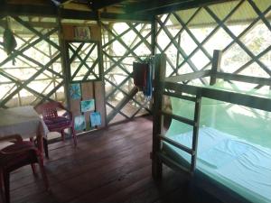 Puerto NariñoLomón de los Zipas Amazónicos的配有一张床和一张桌子及椅子的房间