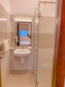 贾埃勒MaSa Beach Front Apartment Uswetakeiyawa的白色的浴室设有水槽和淋浴。