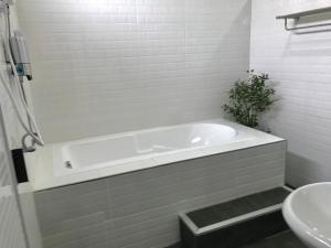 美索萨发度假酒店的浴室配有白色浴缸及水槽