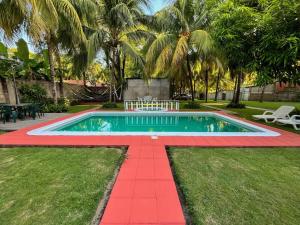 拉利伯塔德San Diego Beach House, near La Lib and Surf City的一座位于庭院的游泳池,有红色的地板和树木