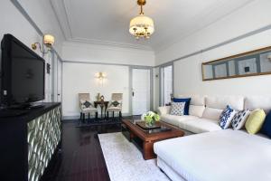 上海Classic Victorian Presidential Suite West Nanjing Rd的带沙发和电视的客厅