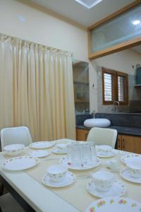 蒂鲁帕蒂Padma Homes Stay- Luxury Service Apartment 1BHK & 2BHK & 3BHK的桌子上放有盘子和碗