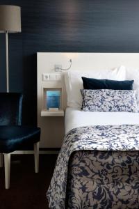 德科赫济勒斯特特塞尔酒店的一间卧室设有一张床和蓝色的墙壁