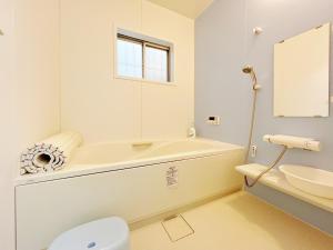 东大阪市千間川－久宝寺的带浴缸、卫生间和盥洗盆的浴室