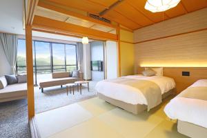 仙台TAOYA Akiu的一间带两张床的卧室和一间客厅