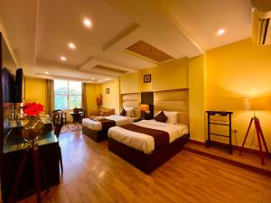 哈里瓦Rio Classic, Top Rated & Most Awarded Property in Haridwar的酒店客房配有两张床和一张书桌
