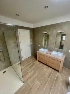 帕斯特伦戈Appartamenti Chapò的浴室设有2个水槽和2面镜子