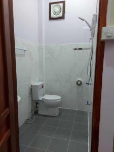 万荣Inthavong Hotel/Guest House的白色的浴室设有卫生间和淋浴。