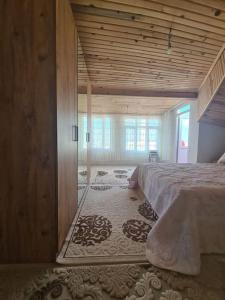 伊斯坦布尔İstanbulun merkezinde lüx 2 odalı daire的一间卧室设有一张大床和一个大窗户