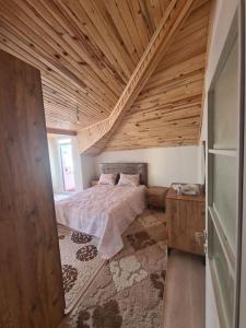 伊斯坦布尔İstanbulun merkezinde lüx 2 odalı daire的一间卧室设有一张床和木制天花板