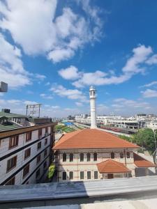 伊斯坦布尔İstanbulun merkezinde lüx 2 odalı daire的一座建筑的顶部有一个钟楼