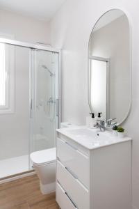 塞维利亚Magno Apartments Miño的白色的浴室设有水槽和镜子