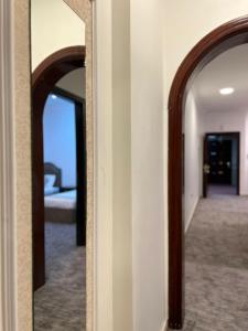 麦地那غزالي للوحدات السكنية的走廊上的镜子和客厅