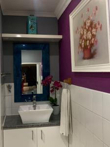 帕罗Mitchell's Guesthouse的一间带水槽和镜子的浴室