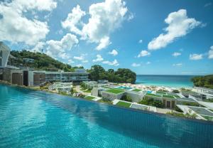 长滩岛绯红度假酒店&Spa长滩岛的一座以海洋为背景的度假游泳池的图片