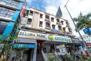 浦那Hotel Ellora Park的一座大建筑,上面有商店的标志