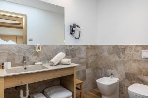 科雷多Miraval Hotel的一间带水槽和卫生间的浴室