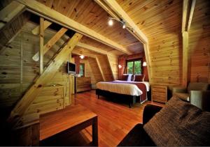 瑟穆瓦河畔夫雷斯奥维酒店的小木屋内一间卧室,配有一张床