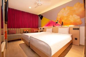 贾姆谢德布尔姜杰姆斯普尔酒店的一间卧室配有一张大床和一张沙发